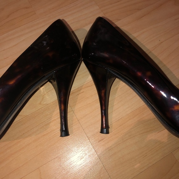 Stuart Weitzman Tortoise Open Toe patent leather 7 - Picture 11 of 12